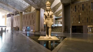 Estatua de Ramses II da la bienvenida a los visitantes, un peculiar espacio que permite que los rayos de sol iluminen el rostro del faraón.