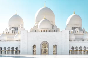 Majestuosidad y la belleza de la Mezquita Sheikh Zayed en Abu Dhabi, una obra arquitectónica que fusiona tradición e innovación.
