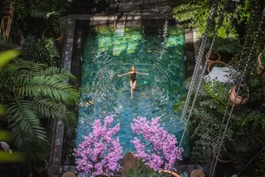 © Manon Suites las hermosa piscina de azulejos negros y verdes.