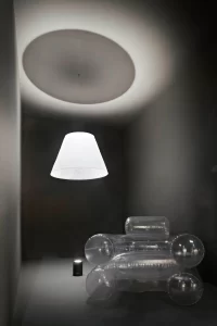 Shade logra el efecto de “suspensión”, la energía proviene de manera imperceptible desde una luminaria LED