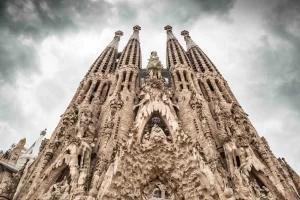 Gaudí es un maestro en crear obras arquitectónicas únicas que o la amas o la odias, desafiando las normas de su tiempo e invitando a reflexionar sobre lo que la arquitectura