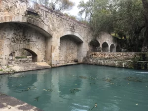 Las estructuras históricas con la sutileza y fluidez del agua, creando un ambiente fascinante que teletransporta al pasado.