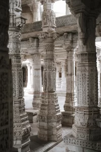 El Templo de Ranakpur no solo es un testimonio de la devoción y el arte jainista, también es una demostración de la increíble maestría en la construcción